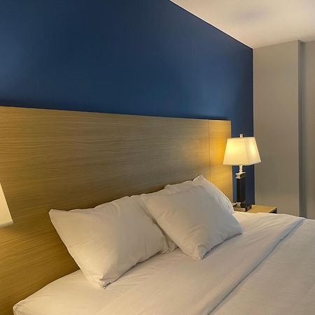 Baymont By Wyndham Gold River Екстериор снимка